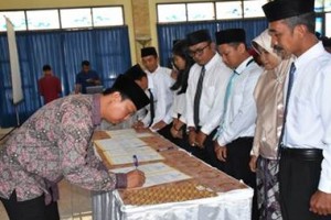 Prosesi pelantikan anggota PPK.
